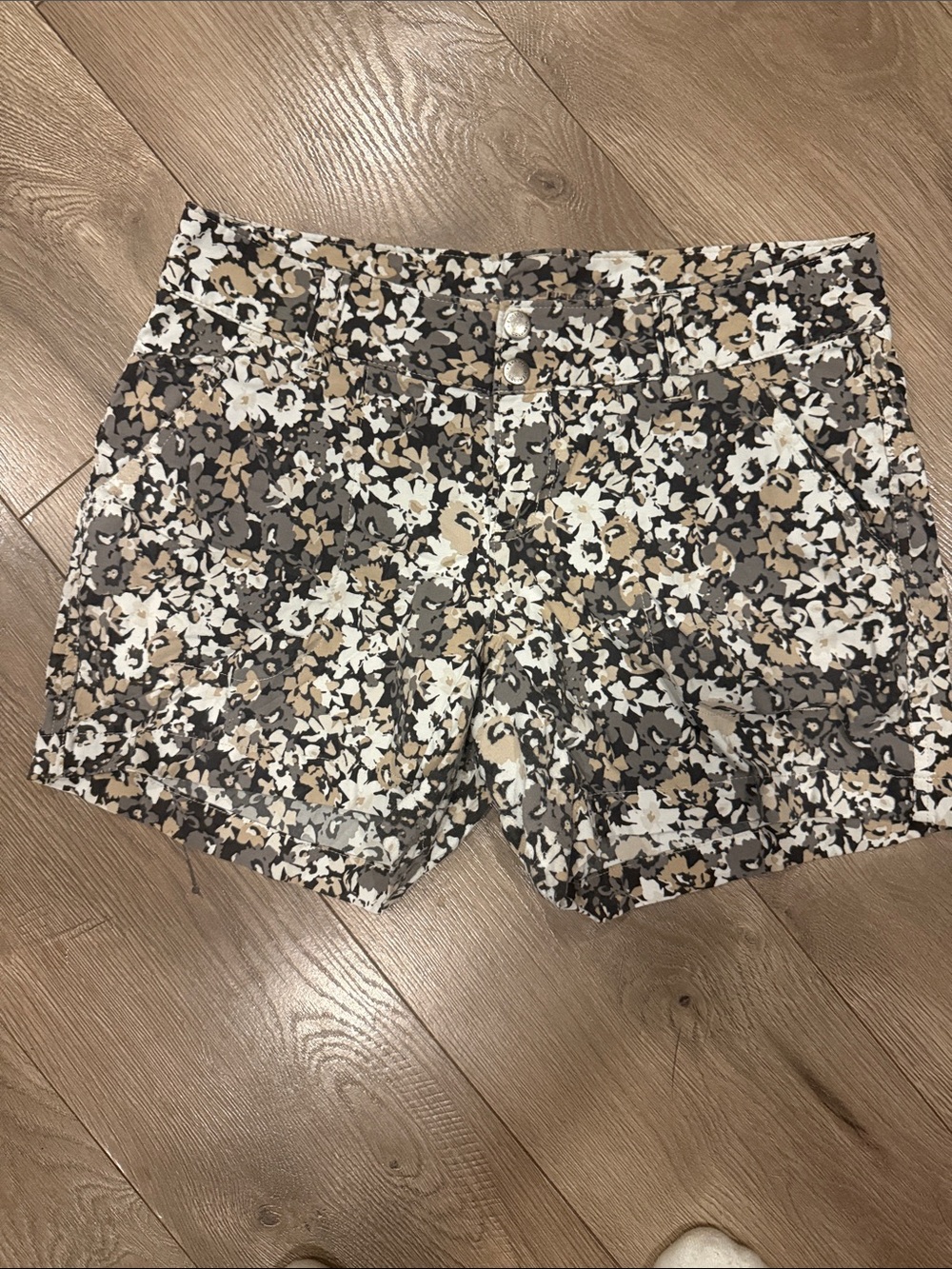 Columbia Floral Print Women’s Jean Shorts in Neutral Tones